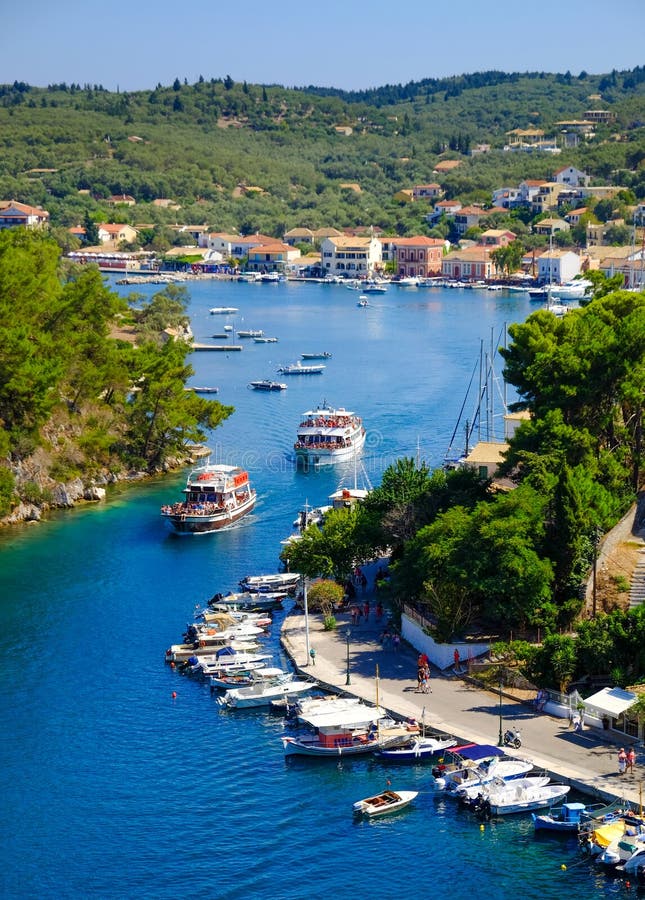 Île de Paxos avec le bateau entrant dans le canal grand photo stock Île de Paxos avec le bateau entrant dans le canal grand photo stock