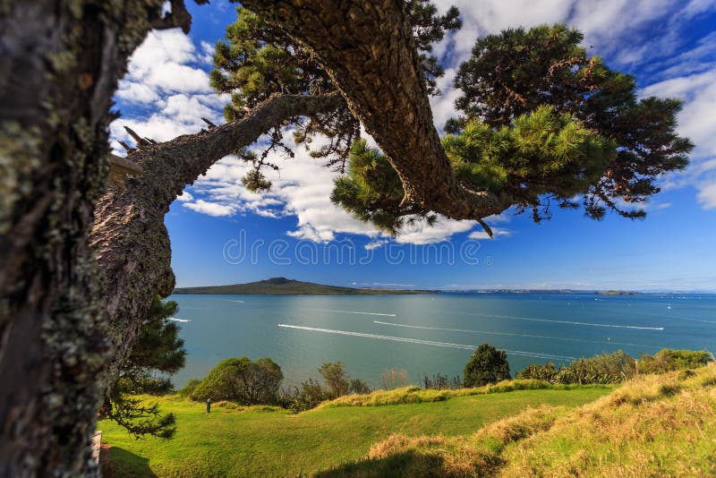 Île de Rangitoto et Golfe de Hauraki de Devonport, Auckland, Nouvelle-Zélande images libres de droits Île de Rangitoto et Golfe de Hauraki de Devonport, Auckland, Nouvelle-Zélande images libres de droits