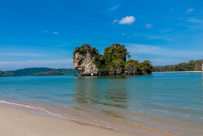 Île de roche de chaux en mer d'Andaman Thaïlande photographie stock Île de roche de chaux en mer d'Andaman Thaïlande photographie stock