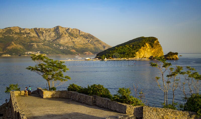 Île de Rocky Sveti Nikola d'une forteresse de citadelle dans Budva image libre de droits Île de Rocky Sveti Nikola d'une forteresse de citadelle dans Budva image libre de droits