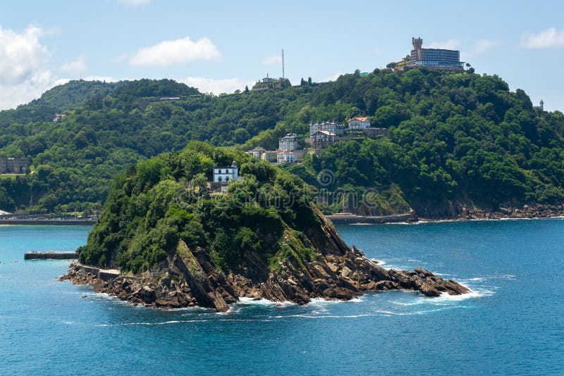 Île de Santa Clara et montagne d'Igueldo dans la baie de Donostia-San SebastiAn, Espagne image stock Île de Santa Clara et montagne d'Igueldo dans la baie de Donostia-San SebastiAn, Espagne image stock