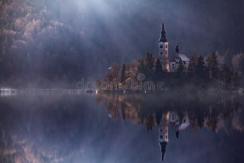 Île de vue avec l'église catholique dans le lac saigné Bled est l'une des attractions touristiques les plus étonnantes en Slovéni