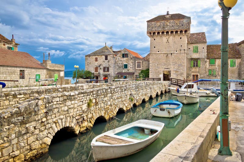Île historique de Kastel Gomilica près dédoublée photographie stock libre de droits Île historique de Kastel Gomilica près dédoublée photographie stock libre de droits