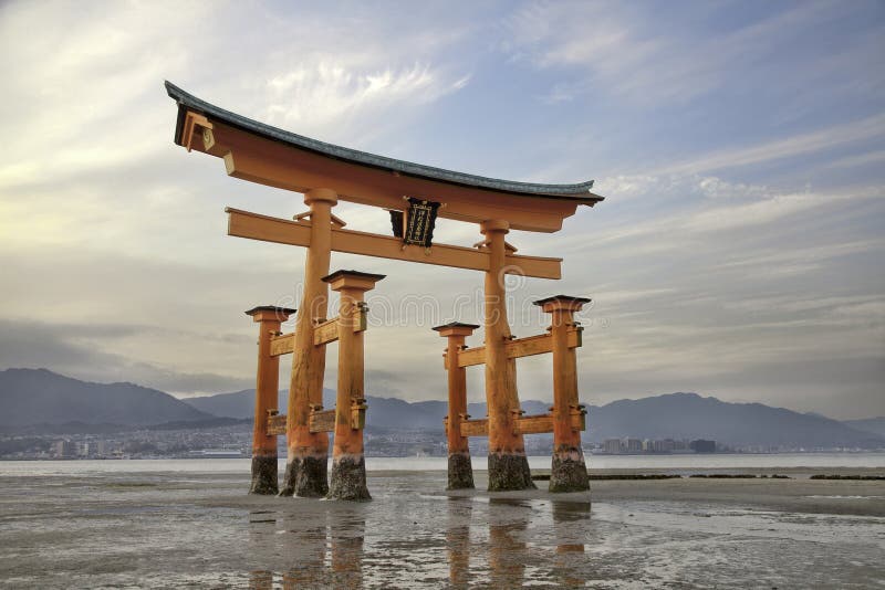Île vermillonne de apparence vague de Miyajima de tores (porte de Shinto), Japon image libre de droits Île vermillonne de apparence vague de Miyajima de tores (porte de Shinto), Japon image libre de droits