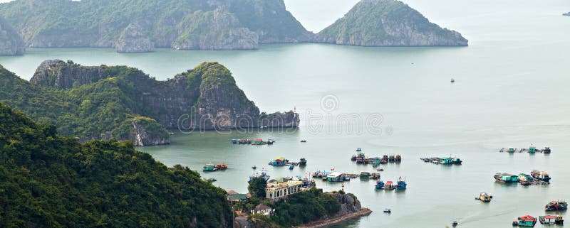 Îles de baie de Halong flottant la mer Vietnam de sud de la Chine de roche de village de pêche Site Asie image libre de droits Îles de baie de Halong flottant la mer Vietnam de sud de la Chine de roche de village de pêche Site Asie image libre de droits