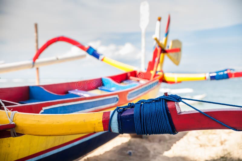Îles tropicales traditionnelles d'indigènes de bateau, appelées le bangka images stock Îles tropicales traditionnelles d'indigènes de bateau, appelées le bangka images stock