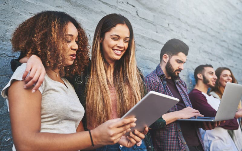 îmbrățișare de perete sau prieteni cu zâmbet pe tabletă pentru știri despre bârfe online sau știri amuzante despre pauze în orașul stock image
