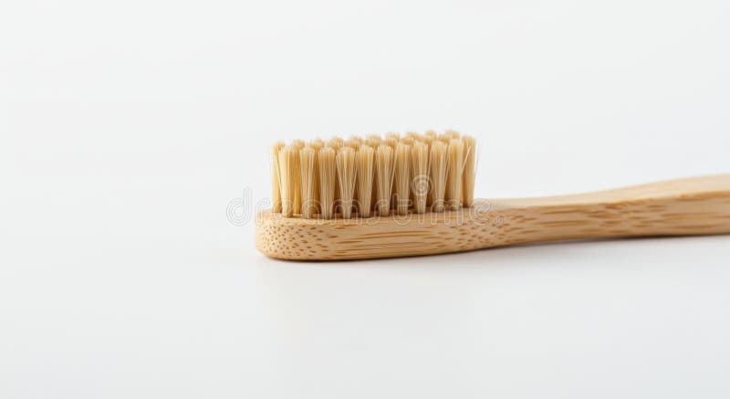 Închide o periuță de dinți naturală din bambus pe fundal alb vector illustration