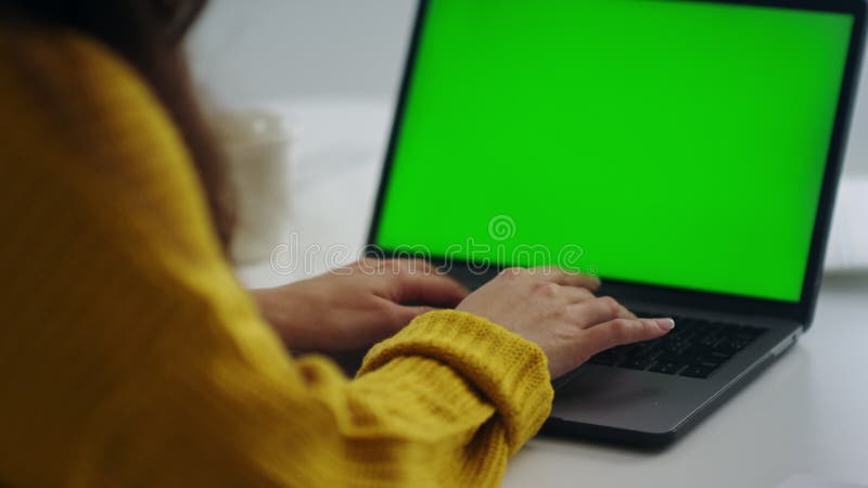 închidere mâini de femeie de afaceri care lucrează pe un computer de tip notebook cu ecran verde. stock video footage