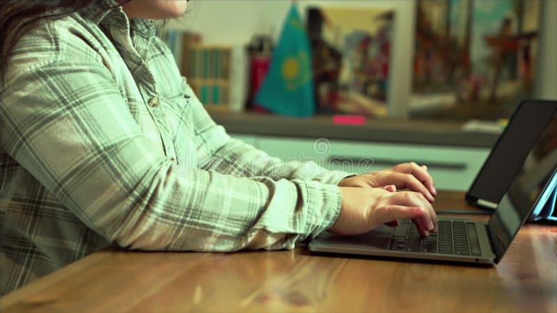închidere mâini de femeie de afaceri tip pe tastatura notebook. femeie de afaceri care lucrează pe calculator tabletă. stock footage