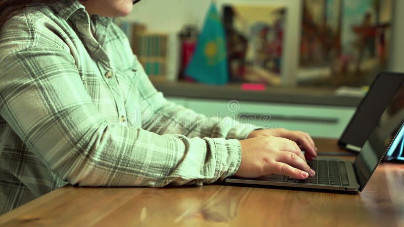închidere mâini de femeie de afaceri tip pe tastatura notebook. femeie de afaceri care lucrează pe calculator tabletă. stock video