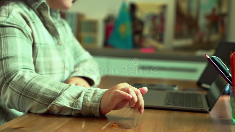 închidere mâini de femeie de afaceri tip pe tastatura notebook. femeie de afaceri care lucrează pe calculator tabletă. stock video