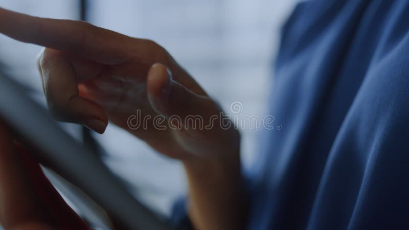 închidere mâini de femeie de afaceri utilizând computer tabletă. femeie care utilizează tabletă digitală stock footage