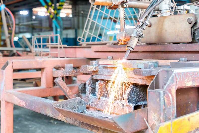 închidere torță sau vârf și flacără cu scânteie de oxigen și acetilenă ale mașinii de tăiat gaz pentru industrie în fabrică.