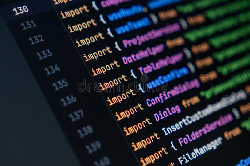 închiderea ecranului computerizat cu cod javascript colorat, axat pe dezvoltarea și programarea software-ului declarației de impor stock photos