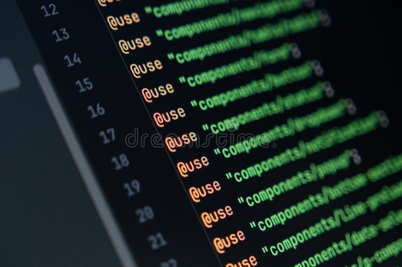 închiderea ecranului computerizat cu coduri colorate de tip sass, cu accent pe utilizarea directivei privind dezvoltarea internetu stock images