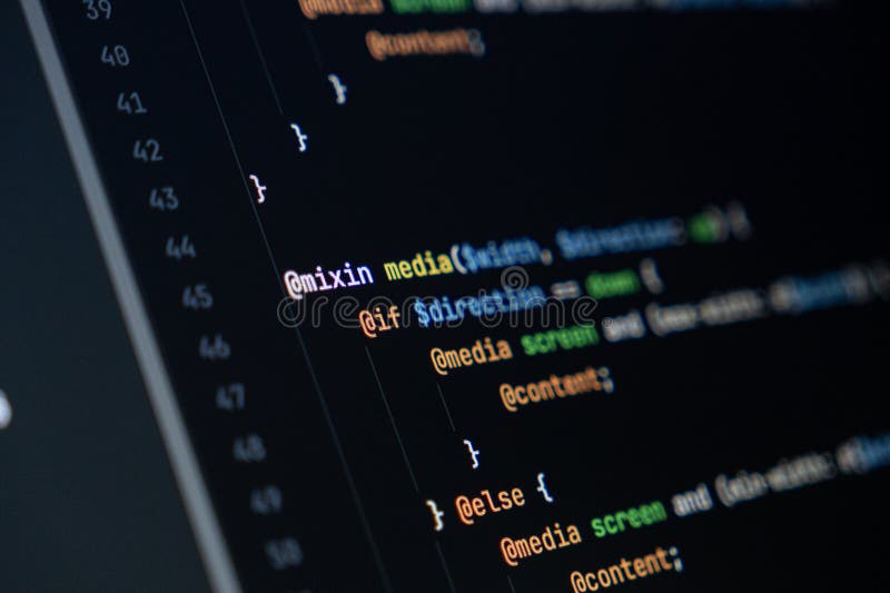 închiderea ecranului computerizat cu coduri de tip sass colorate, cu accent pe mixină și interogări media, dezvoltarea web și proi royalty free stock photos