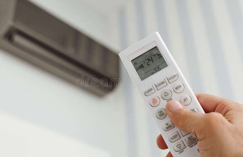 închiderea mâinii masculine de reglare a aerului condiționat stock image