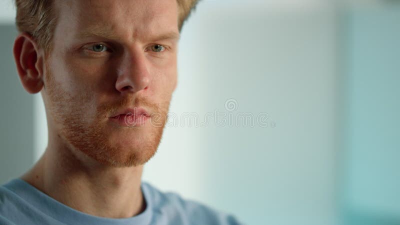închiderea rapoartelor de verificare a datelor de către analistul de afaceri. managerul surprins a găsit o greșeală. stock footage