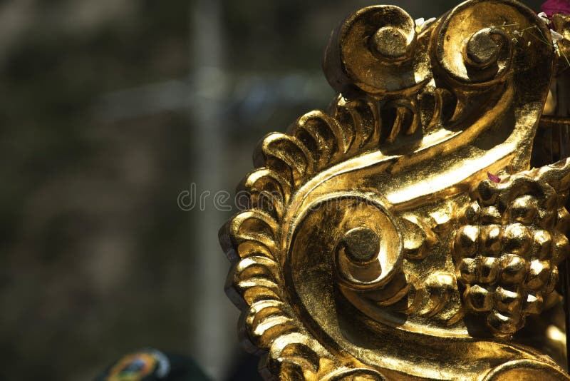 închiderea sculpturii din lemn cu filigran din aur a procesiunii Chalhuanca peru royalty free stock photography