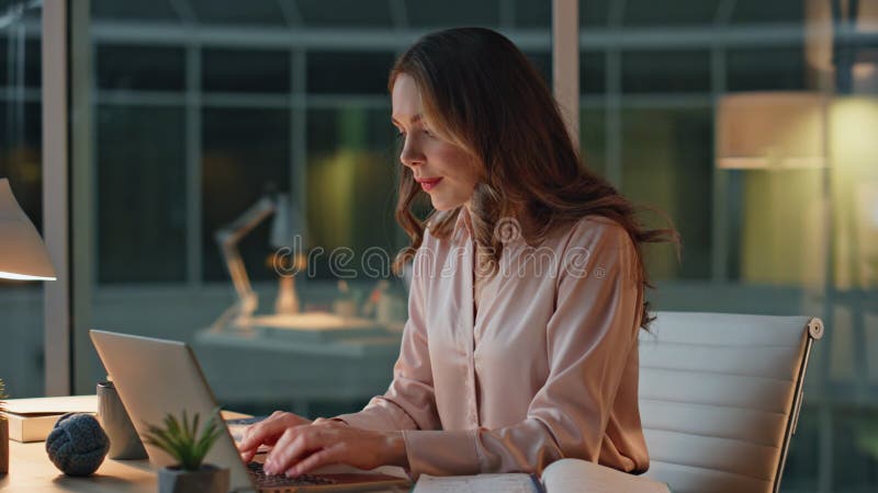 Închiderea serviciului de noapte a tastelor profesionale. Femeie de afaceri care lucrează în notebook royalty free stock image