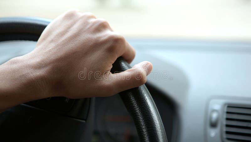 închiderea unei mâini masculine pe volan royalty free stock photos