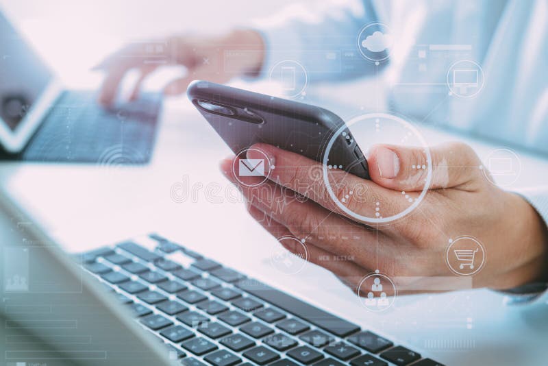 închiderea unui om de afaceri care utilizează telefonul mobil și calculatorul laptop sau stock illustration