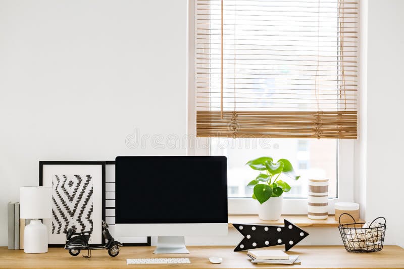 închiderea unui spațiu de lucru alb minimalist într-un spațiu de lucru cu fereastră cu royalty free stock photos