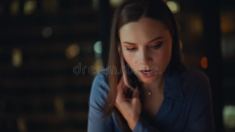 Închideți afacerea doamnă de asteptare telefon mobil la birou de noapte. Femeie care discută stock video footage