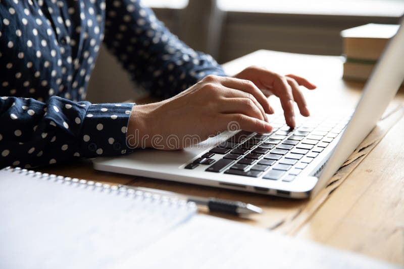 închideți imaginea cu mâinile feminine ale imaginii tastând pe tastatura laptopului royalty free stock photo