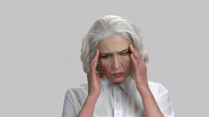 închideți portretul unei bătrâne cu dureri de cap. stock footage