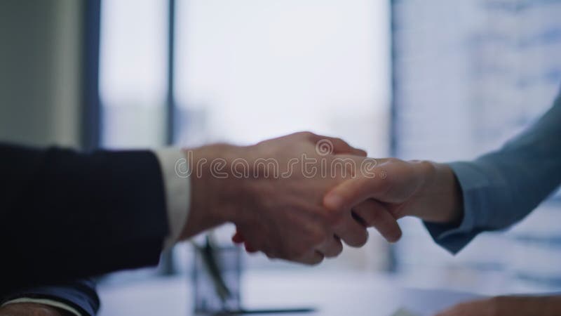 Închideți strângerea de mână a oamenilor de afaceri în biroul corporației. Parteneri de nerecunoscut stock footage