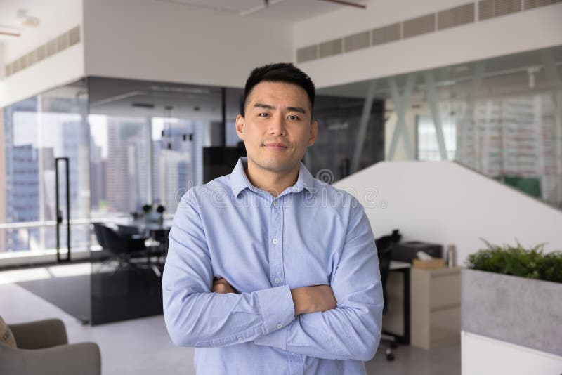 Încrezător tânăr CEO al companiei asiatice pozând pentru portretul firmei stock photos