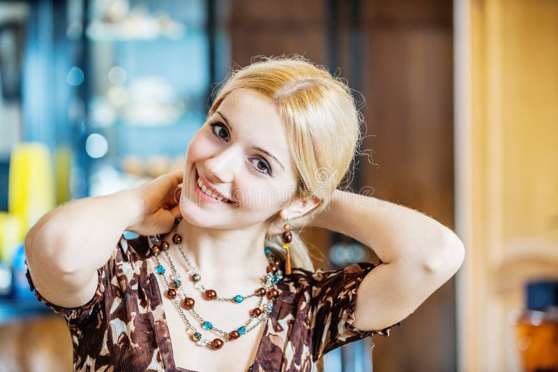 încântătoare fată care râde la birou royalty free stock photos