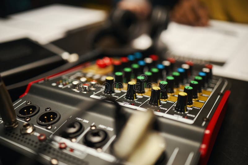 Înregistrare Podcast Cu Consolă De Mixare royalty free stock image