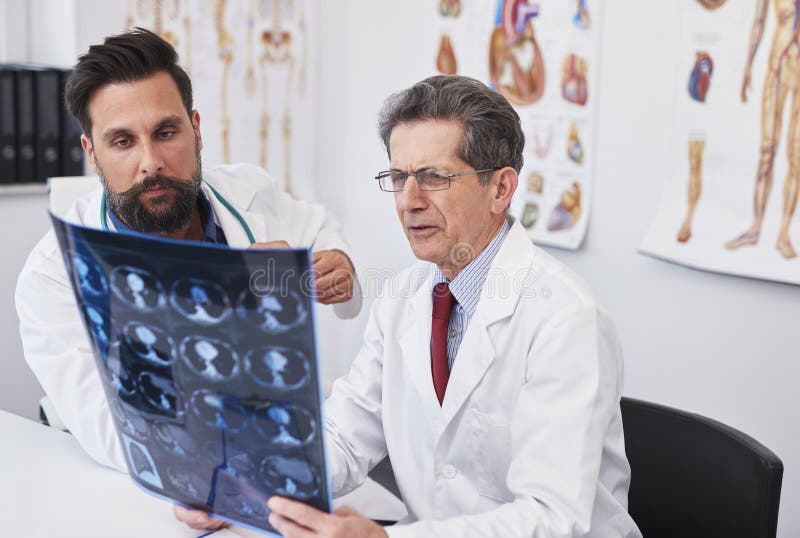 întotdeauna se analizează cu atenție rezultatele medicale stock photography