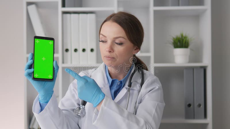 Într-un cadru clinic, un cadru medical calificat demonstrează o tabletă digitală care evidențiază tehnologii avansate stock footage