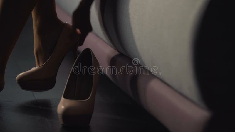 învelișul picioarelor blânde feminine care scot încălțămintea brună brună deschisă stock footage