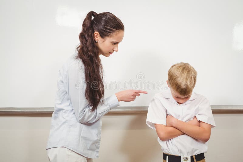 învățătorul pedepsind elevul îndrăzneț stock image