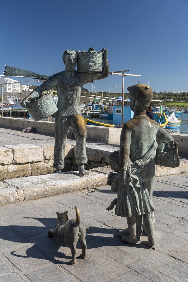 Άγαλμα ψαράδων στο λιμάνι Marsaxlokk, Μάλτα στοκ εικόνα Άγαλμα ψαράδων στο λιμάνι Marsaxlokk, Μάλτα στοκ εικόνα