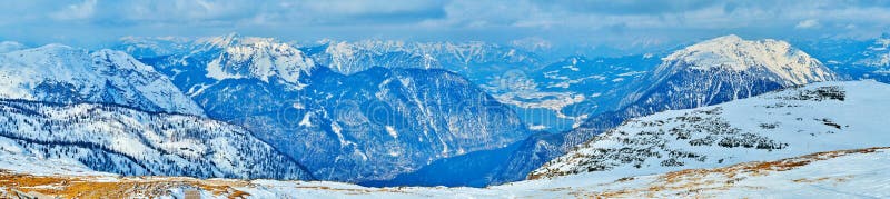 Άλπεις χειμερινού Dachstein και λίμνη Hallstattersee, Salzkammergut, Αυστρία. Απολαύστε τη χειμερινή φύση των Άλπεων Dachstein, παρατηρώντας τα misty βουνά και τη βαθιά μπλε λίμνη Hallstattersee από την κορυφή Krippenstein τοποθετήστε, Salzkammergut, Αυστρία
