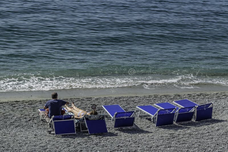 Άνθρωποι στην παραλία στοκ φωτογραφίες με δικαίωμα ελεύθερης χρήσης Άνθρωποι στην παραλία στοκ φωτογραφίες με δικαίωμα ελεύθερης χρήσης