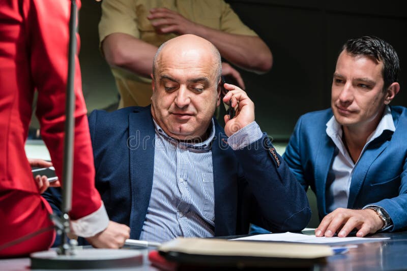 Άτομο που καλεί τον πληρεξούσιό του για μια ερώτηση στην αστυνομία στοκ φωτογραφία με δικαίωμα ελεύθερης χρήσης Άτομο που καλεί τον πληρεξούσιό του για μια ερώτηση στην αστυνομία στοκ φωτογραφία με δικαίωμα ελεύθερης χρήσης