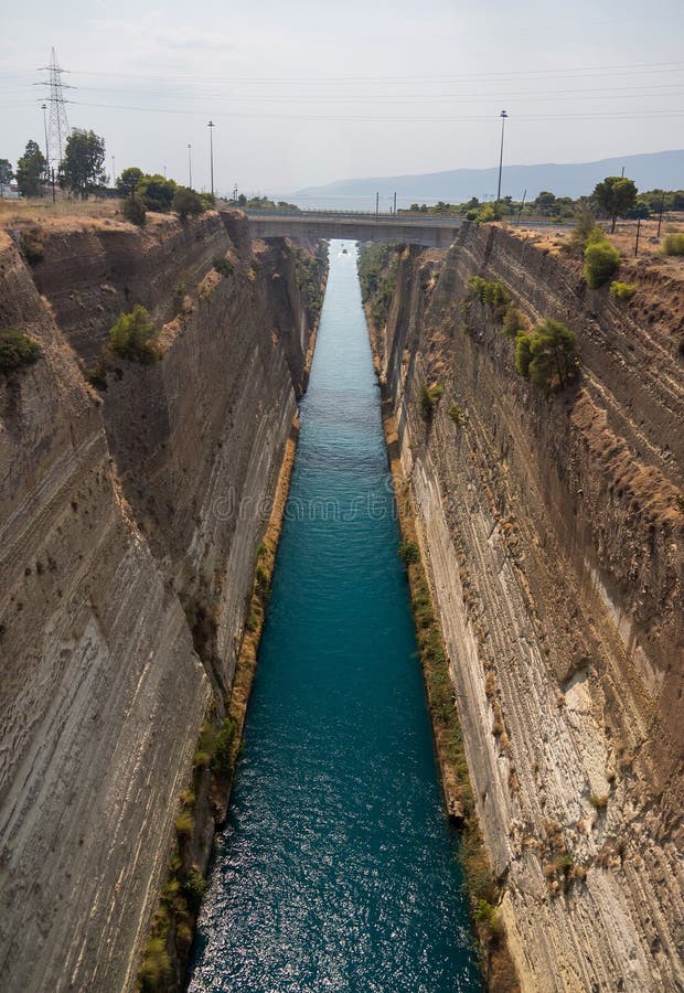 Άποψη από τη γέφυρα στις βάρκες και άποψη από τη γέφυρα στις βάρκες και τα γιοτ που περνούν μέσω του καναλιού Corinth από έναν ηλ στοκ εικόνα Άποψη από τη γέφυρα στις βάρκες και άποψη από τη γέφυρα στις βάρκες και τα γιοτ που περνούν μέσω του καναλιού Corinth από έναν ηλ στοκ εικόνα
