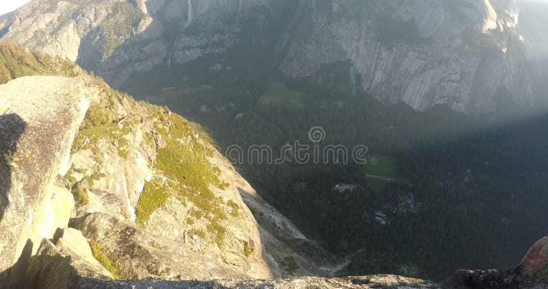 Άποψη της κοιλάδας Yosemite κατά τη διάρκεια μιας θερινής ανατολής απόθεμα βίντεο