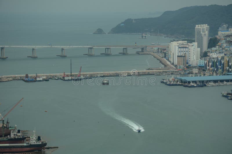 Άποψη του λιμένα Busan από το κτήριο Lotte στοκ φωτογραφίες με δικαίωμα ελεύθερης χρήσης Άποψη του λιμένα Busan από το κτήριο Lotte στοκ φωτογραφίες με δικαίωμα ελεύθερης χρήσης
