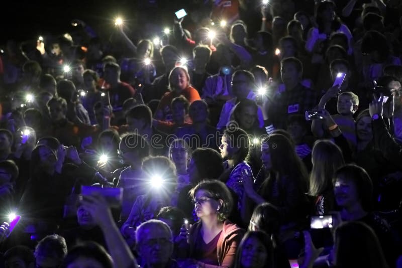 ΑΓΊΑ ΠΕΤΡΟΎΠΟΛΗ, ΡΩΣΙΑ - 6 ΟΚΤΩΒΡΊΟΥ 2018: Θεατές με τα φωτεινά κινητά τηλέφωνα σε μια από τις αίθουσες συναυλιών στη Αγία Πετρού στοκ εικόνα ΑΓΊΑ ΠΕΤΡΟΎΠΟΛΗ, ΡΩΣΙΑ - 6 ΟΚΤΩΒΡΊΟΥ 2018: Θεατές με τα φωτεινά κινητά τηλέφωνα σε μια από τις αίθουσες συναυλιών στη Αγία Πετρού στοκ εικόνα