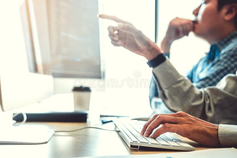 Αναπτυσσόμενος το σχέδιο ιστοχώρου ανάπτυξης ομάδας προγραμματιστών και κωδικοποιώντας τις τεχνολογίες που λειτουργούν στο γραφεί στοκ φωτογραφία με δικαίωμα ελεύθερης χρήσης Αναπτυσσόμενος το σχέδιο ιστοχώρου ανάπτυξης ομάδας προγραμματιστών και κωδικοποιώντας τις τεχνολογίες που λειτουργούν στο γραφεί στοκ φωτογραφία με δικαίωμα ελεύθερης χρήσης