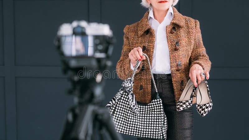 Ανώτερος γυναικείος πυροβολισμός αναθεώρησης μόδας blogger vlog στοκ φωτογραφίες με δικαίωμα ελεύθερης χρήσης Ανώτερος γυναικείος πυροβολισμός αναθεώρησης μόδας blogger vlog στοκ φωτογραφίες με δικαίωμα ελεύθερης χρήσης
