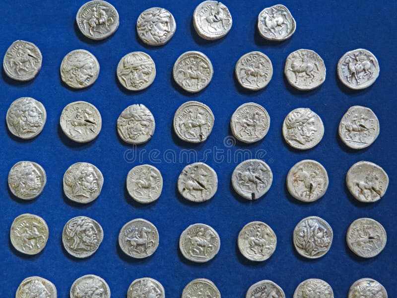 Αρχαίος θησαυρός νομισμάτων Σφραγισμένα ασημένια στρογγυλά χρήματα στοκ εικόνα με δικαίωμα ελεύθερης χρήσης